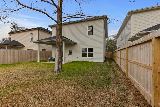 Primary Photo - 2209 Silverbonnet St