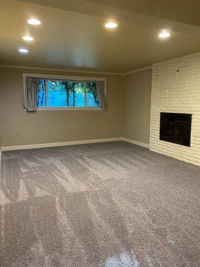 Building Photo - Beautiful 4 Bedroom Gem – Walk to Juanita Beach! Up to $1500 incentive!