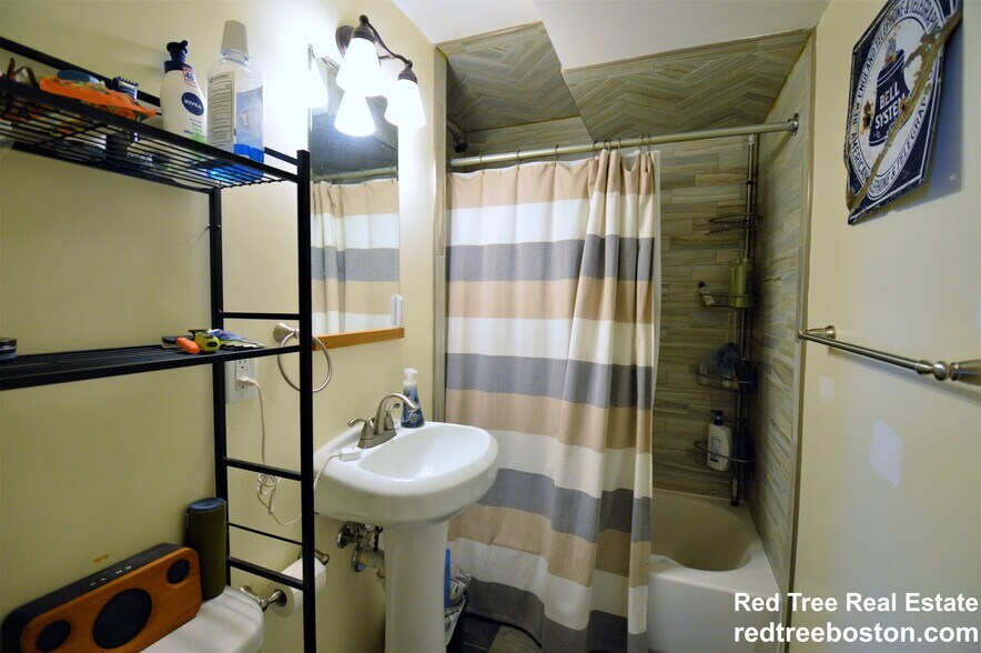 Building Photo - 34 Bentley St