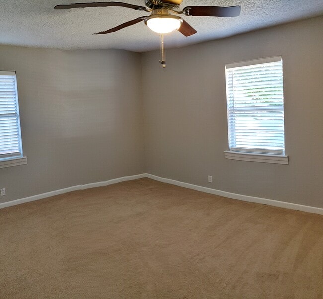 Building Photo - 4806 Lindale Dr