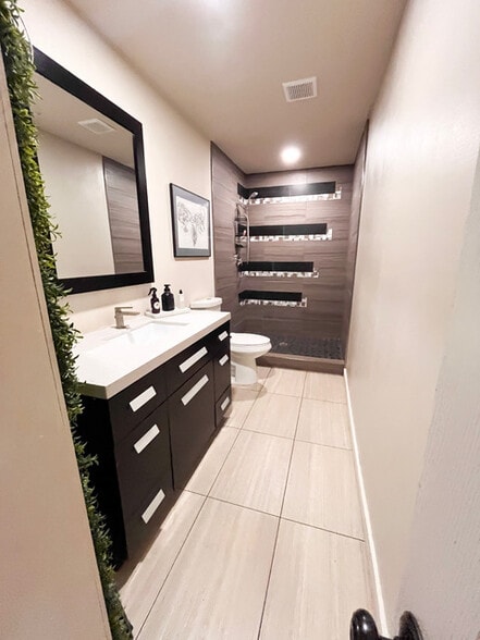 Building Photo - 1817 Ed White Way