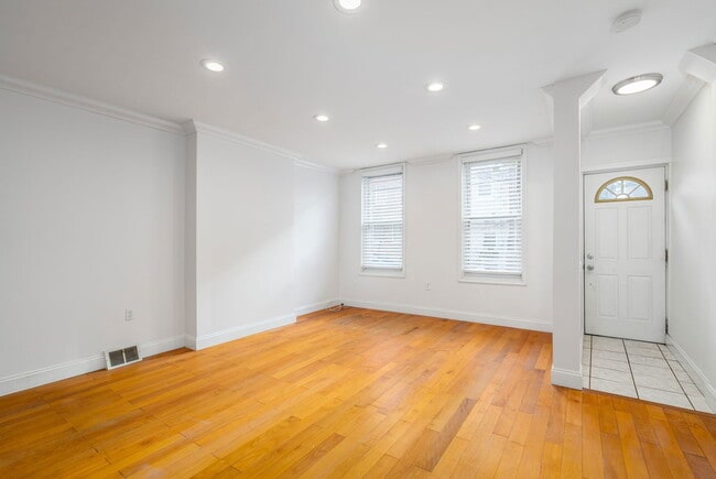 Building Photo - 1635 Catharine St