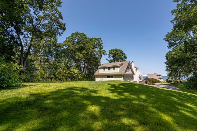 Building Photo - 2 Oak Knoll Rd