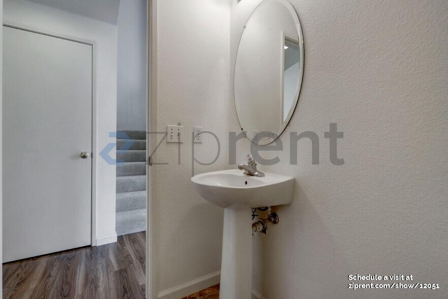 Building Photo - Unit