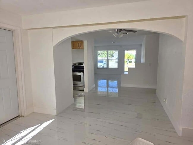 Building Photo - 364 NW 2nd Ct