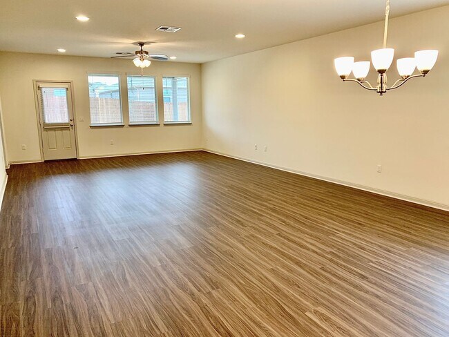 Building Photo - Beautiful 4 bedroom 3 bathroom home in Pfl...