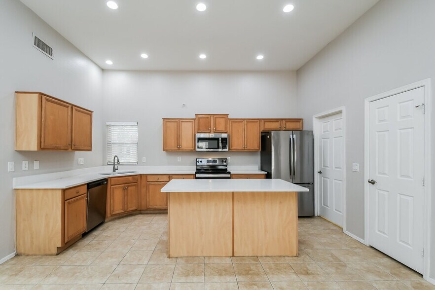Building Photo - 3441 E Baranca Ct