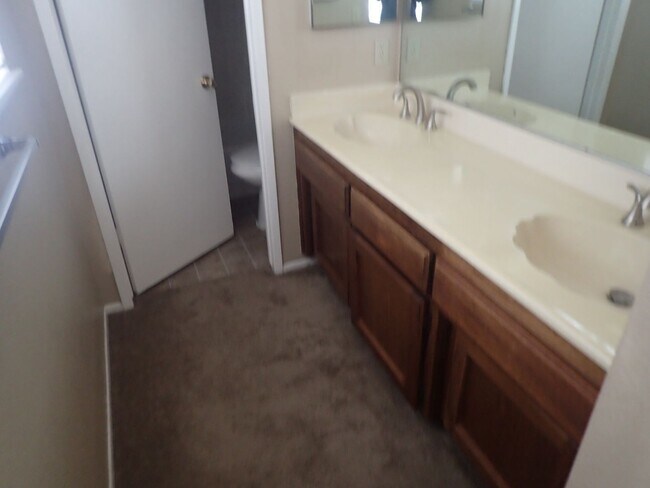 Building Photo - Gorgeous 3 Bed 2 Bath House in a Great Neighborhood