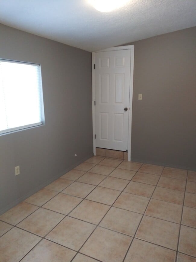 Building Photo - Renovated super cute 2 bedroom home