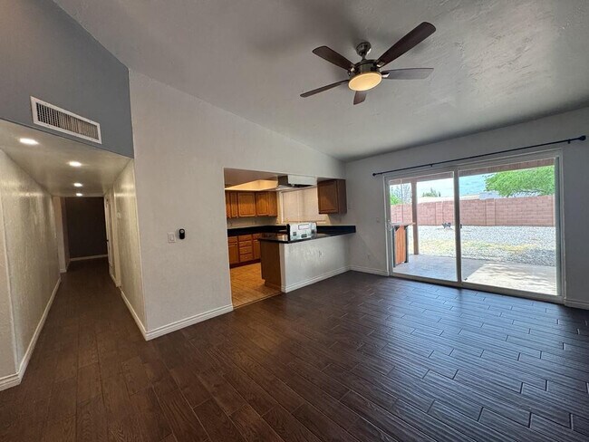 Building Photo - 1016 E Cottonwood Dr