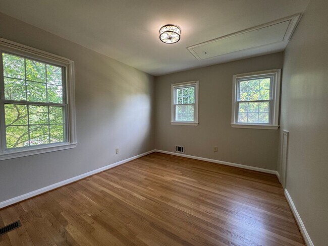 Building Photo - Spacious And Elegant 4 Bed 3 Bath Home Wit...