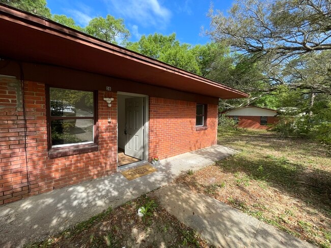 Building Photo - Lake Drive