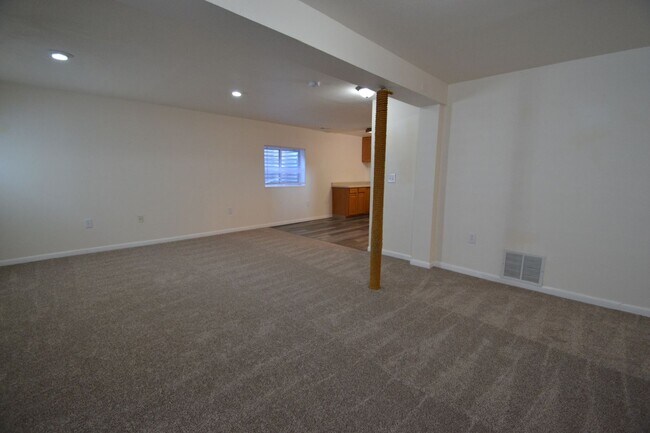 Building Photo - 5 Bed 3 Bath Ranch with Finished Basement