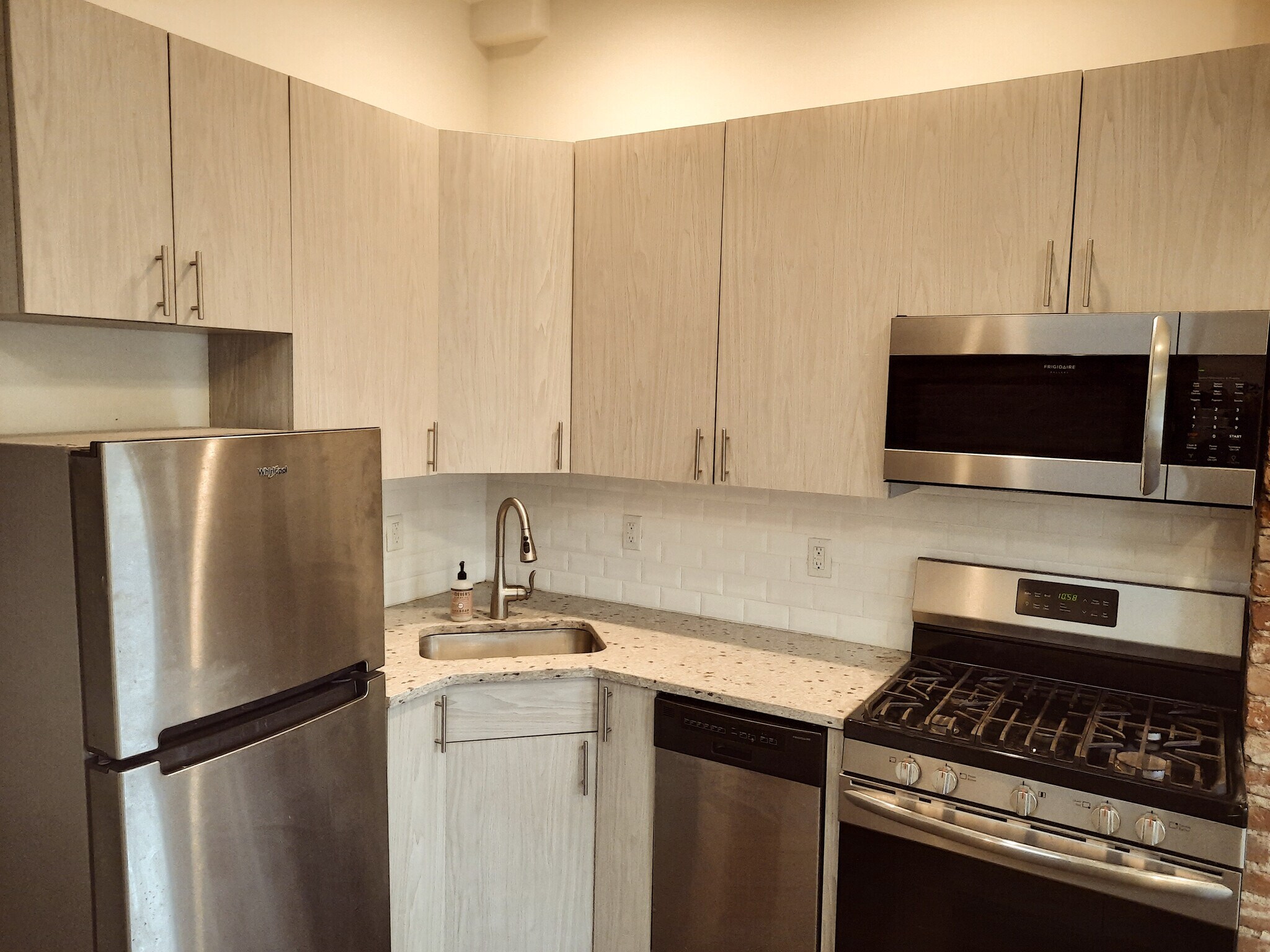 Modern kitchen - 158 6th St