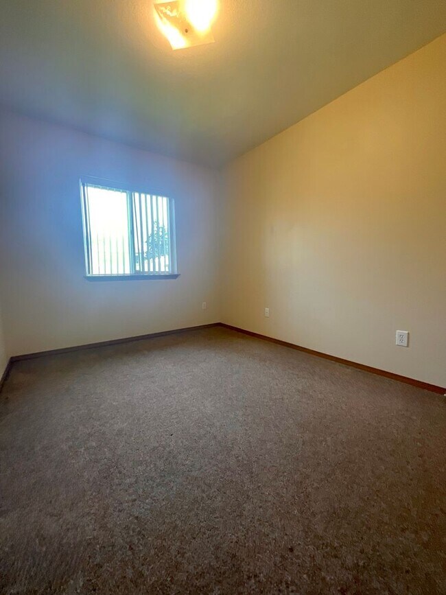 Building Photo - Spacious 3 Bedroom, 2 Bathroom Home!