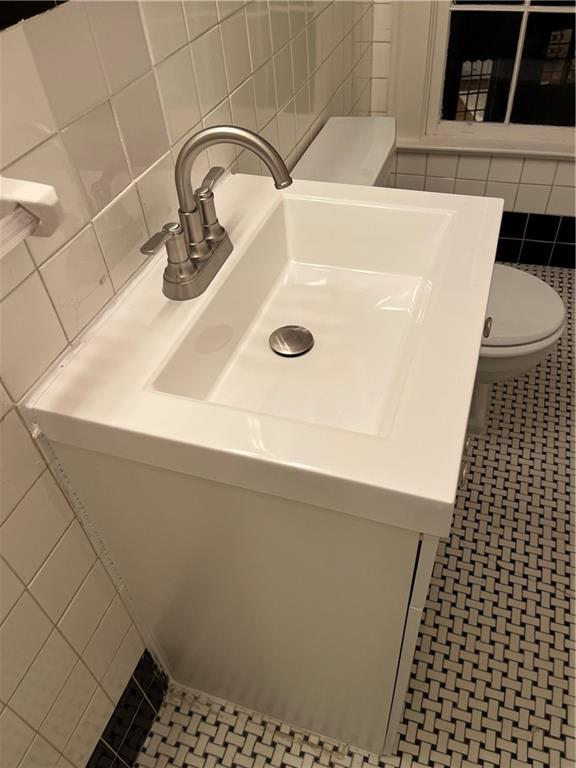 Building Photo - 2878 N Hills Dr NE