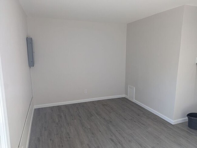 Building Photo - Efficient One Bedroom, Renovated and Upgra...