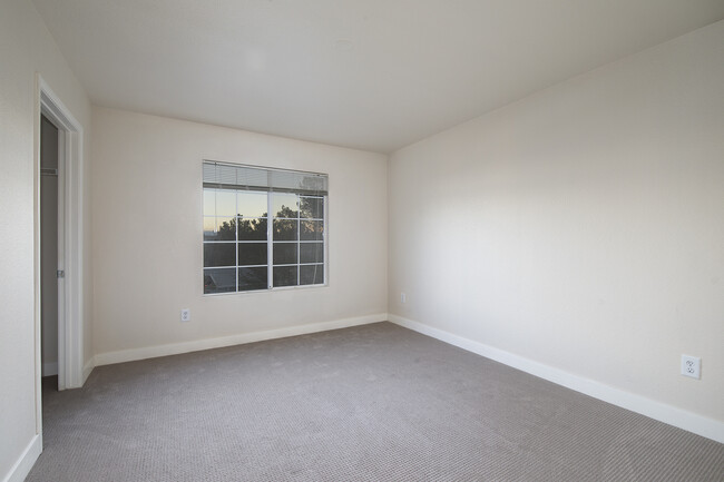 Building Photo - TOTALLY RENOVATED Summerlin Condo - Lake M...