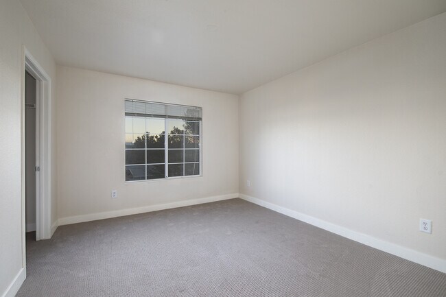 Building Photo - TOTALLY RENOVATED Summerlin Condo - Lake Mead/Buffalo * 2 Bedroom 2 Bath