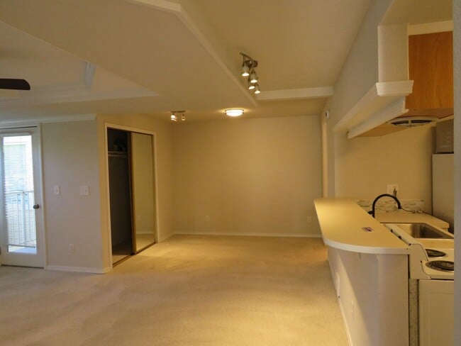 Building Photo - Redmond Downtown Charming 530 sf Studio $ 1695.00 includes parking