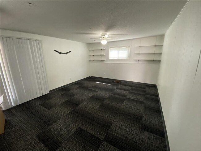 Building Photo - West Des Moines Home!