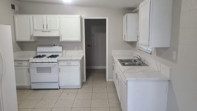 Building Photo - 3 BEDROOM 2 BATHROOM HOME!!