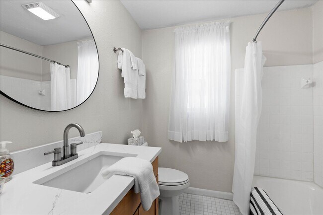 Building Photo - 2425 Bruce Ln