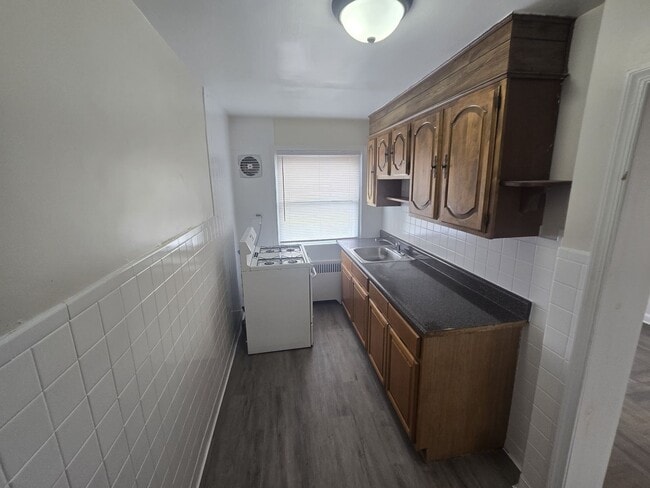 Building Photo - Spacious, Private, A Must-See Home in a Pr...