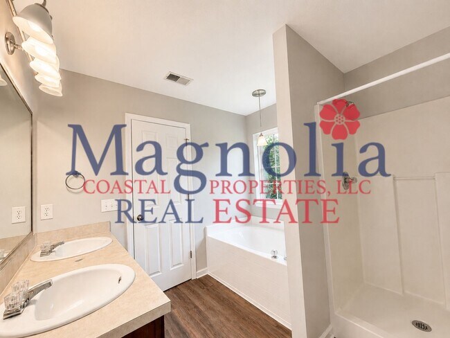 Building Photo - 4 Bedrooms, 2.5 Bathrooms in Live Oak Subdivision