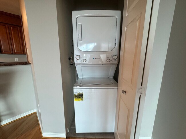 Building Photo - Bright 1 Bed 1 Bath Condo With Sunroom In ...