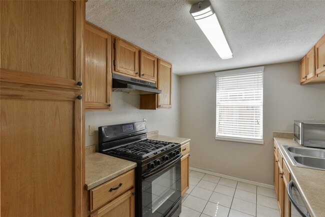 Building Photo - 28302 Doverbrook Dr