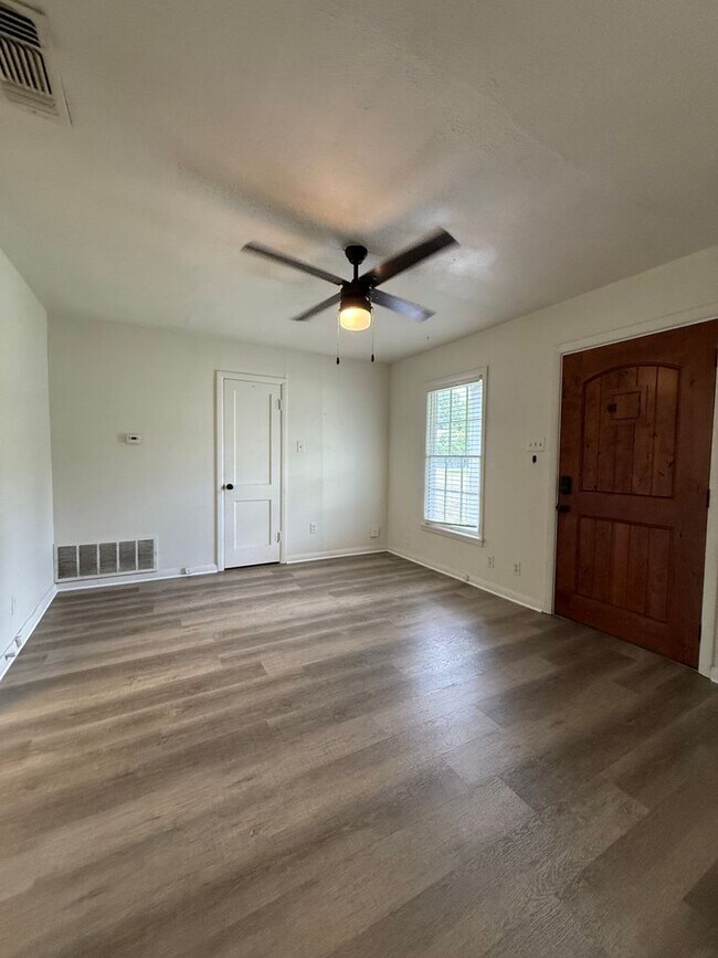 Building Photo - 2/1 - CHARMING COTTAGE - NEWLY RENOVATED