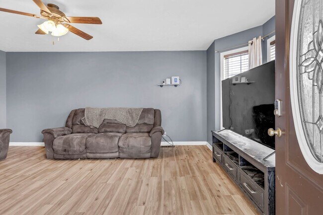 Building Photo - 4 Bedroom 2 Bath Pet Friendly Home For Rent!