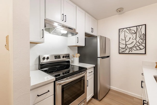 Building Photo - Convenient location to I-280/101 for a qui...