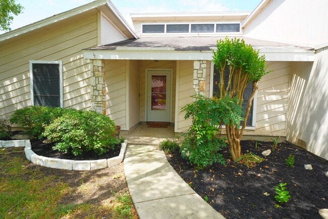 Building Photo - Gorgeous home available in great neighborhood. Realtor Commission: $500