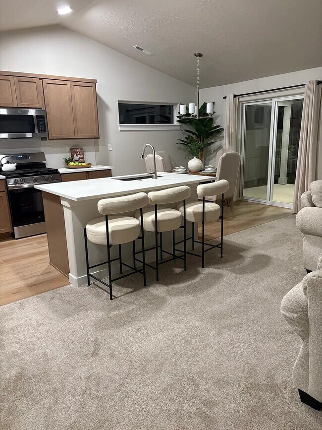 Building Photo - Garby