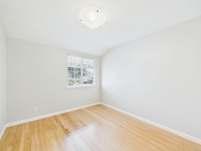 Building Photo - Stunning Turnkey Home in Cambrian!