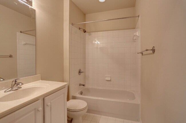 Building Photo - 2BD/2BA Fabulous River Hill Condo