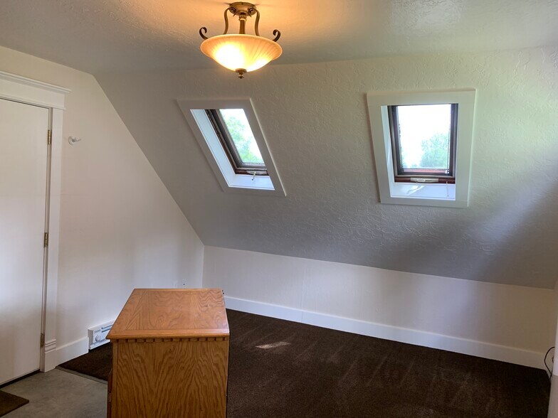 Living - 647 N Morton St