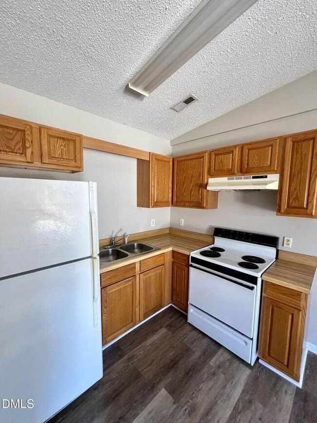 Building Photo - Cozy 1 Bed 1 Bath Available Now! Near Downtown Raleigh!