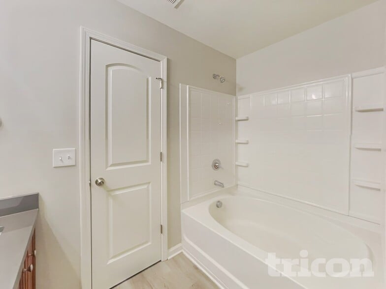 Building Photo - 1944 Pavilion Dr