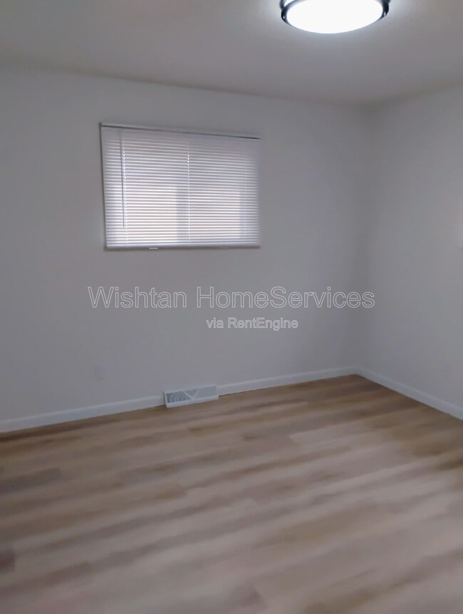 Building Photo - 22 N 17th Ave