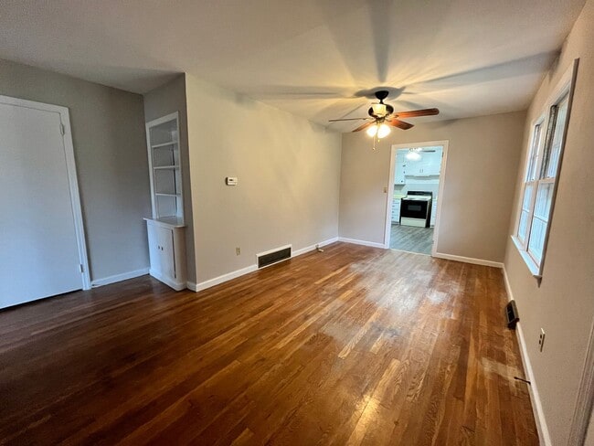 Building Photo - 3 Bedrooms, 1.5 Bathroom - Home in Sherwood Forest!