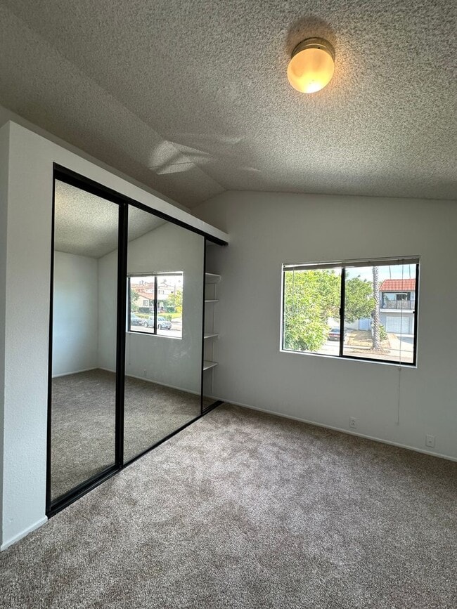 Building Photo - Upstairs 2 bed/1bath Apartment in Pacific Beach