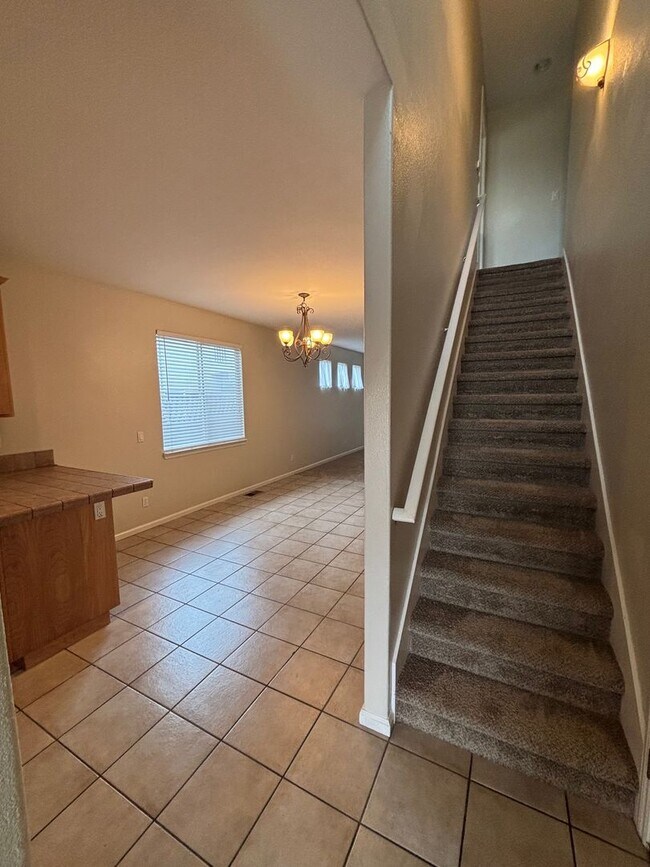 Building Photo - 3 Bedroom 2.5 Bathroom Single Family Home located in Northwest Santa Rosa