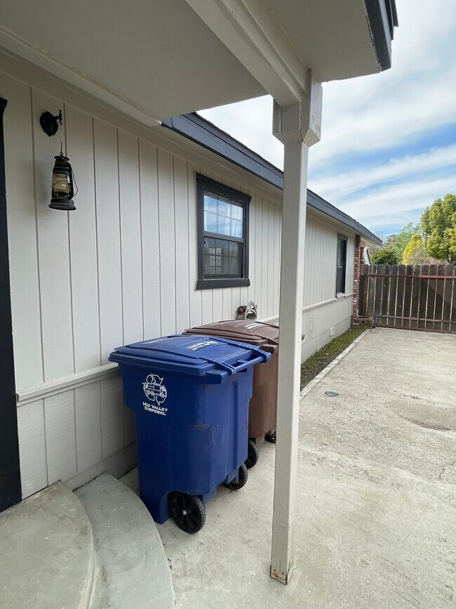 Building Photo - 817 Lake Ave