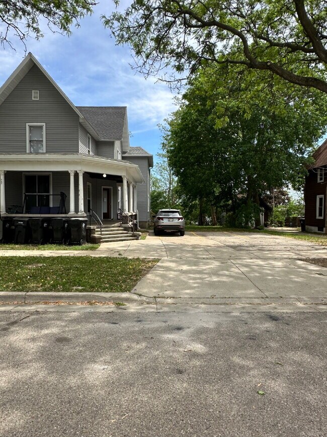 Building Photo - 747 Parker Ave
