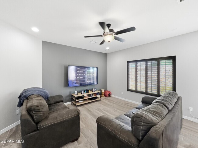 Building Photo - 12805 Kingsbury Ave