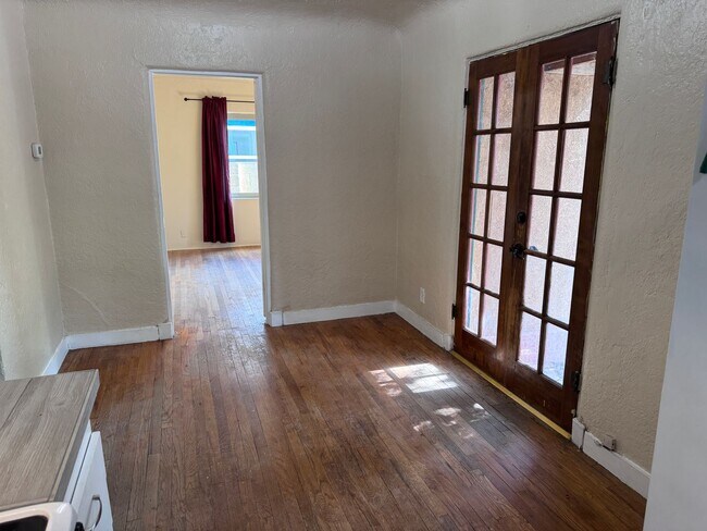 Building Photo - 2 Bedroom, 1 Bathroom Home near Nob Hill/UNM/UNMH