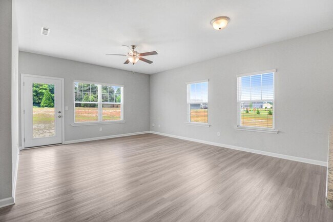 Building Photo - DRAKE ESTATES 3 BR | 2 BA Townhome w/ 2-Ca...